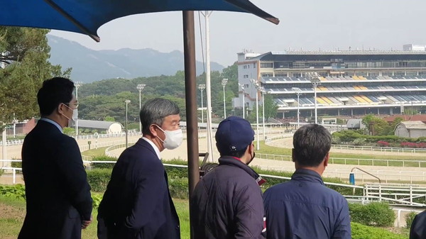 ▲ 정기환 한국마사회 회장, 새벽훈련 현장 방문해 훈련 과정 참관하는 모습.