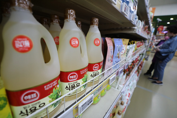 ▲ 서울 서초구 농협하나로마트 양재점에서 시민들이 물품을 구매하고 있다. /뉴시스