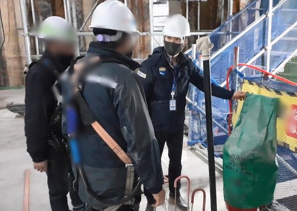 ▲ 대형 공사장 소방공사 불법행위 단속 모습.