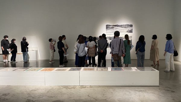 ▲ 관람객들이 '결의만남' 전시회를 관람중이다.