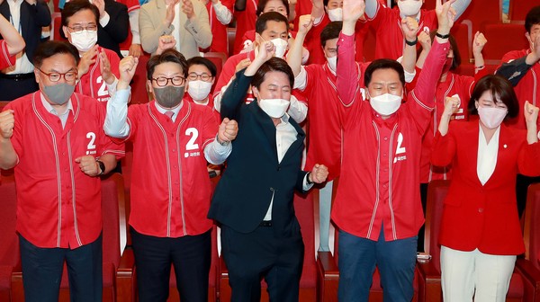 ▲ 이준석 국민의힘 대표를 비롯한 당 지도부들이 1일 오후 서울 여의도 국회 도서관에 마련된 제8회 전국동시지방선거 개표상황실에서 출구조사 결과를 보며 환호하고 있다. /뉴시스