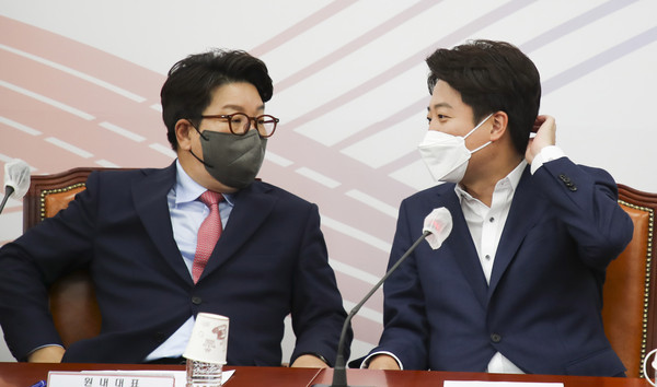 ▲ 대화 나누는 이준석 대표-권성동 원내대표. /뉴시스
