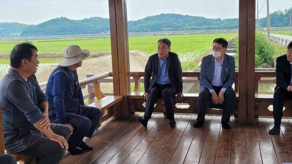 ▲ 파주시 탄현면 오금리 현장에서 경기지역본부장 정인노, 파주시 전업농 연합회 회장단.