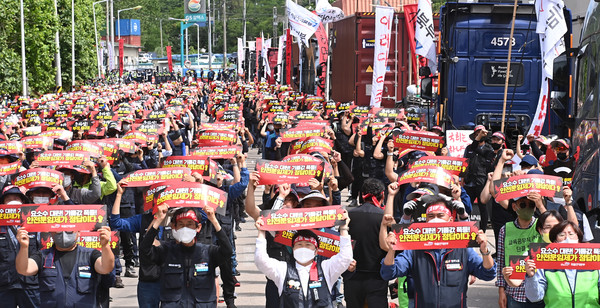 ▲ 민주노총 공공운수노조 화물연대가 화물차 안전운임제 확대와 운송료 인상을 요구하며 무기한 총파업에 돌입한 조합원들이 총파업 출정식을 하고 있다. /뉴시스