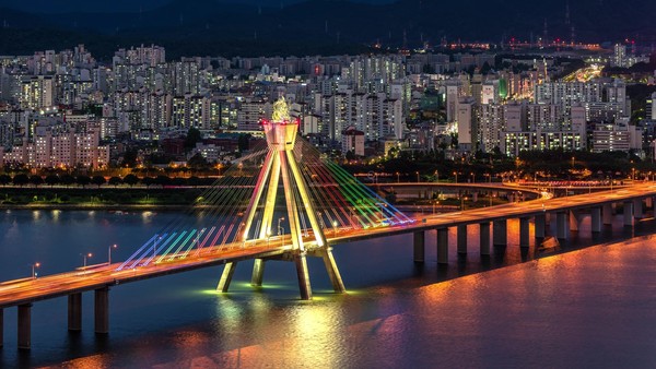 ▲ 서울의 야경 매력을 주제로 한 서울관광 홍보영상에 삽입된 올림픽 대교의 야경