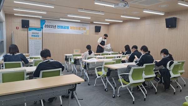▲ 엔젤공방허브센터에서 진행되는 체험 프로그램 진행 모습.