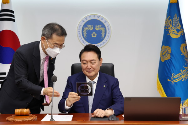▲ 이종호 과기부 장관에게 포토마스크 설명 듣는 윤 대통령. /뉴시스