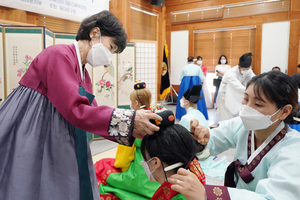 ▲11일 진행한 제11회 성년의 날 기념 전통 성년례에서 정승교 박사가 큰손님으로 참석해 성년자에게 족두리를 씌워주고 있다.