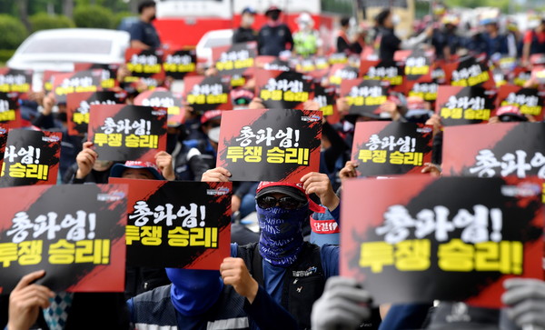 ▲ 민주노총 공공운수노조 화물연대 광주본부 소속 화물운수 노동자들이 총파업 승리 결의대회에 참석하고 있다. /뉴시스