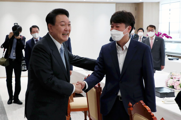 ▲ 이준석 국민의힘 대표와 악수하는 윤석열 대통령. /뉴시스