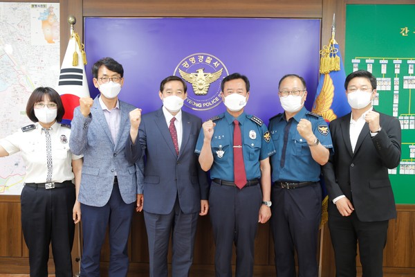 ▲ 왼쪽부터 민인숙 교통관리계장, 한국교통안전공단 문재업 안전관리처장, 한국교통안전공단 한상윤 경기남부본부장, 김형섭 광명경찰서장, 송인석 경비교통과장, 한국교통안전공단 이상현 안전관리차장.