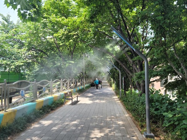 ▲ 동작구는 도림천 제방 산책길에 안개형 냉각수 시스템 ‘쿨링포그’를 설치했다.