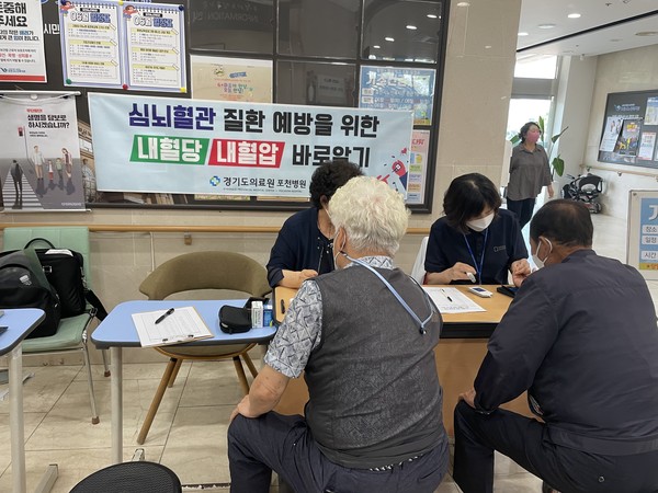 ▲ 어르신들 대상으로 혈압 및 혈당 검사중인 모습.