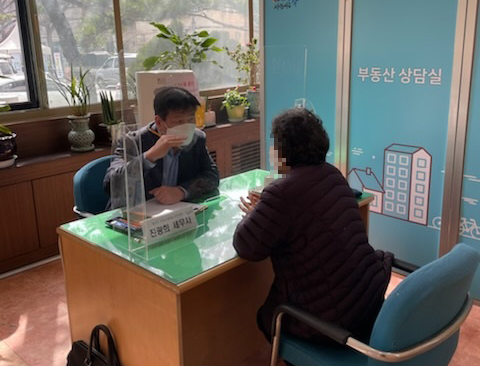 ▲ 부동산상담실에서 동작구민이 부동산 관련 민원상담을 받고 있다.