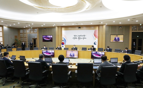 ▲ 한덕수 국무총리가 14일 오전 세종시 정부세종청사에서 세종-서울 영상으로 열린 국무회의를 주재하며 발언하고 있다.