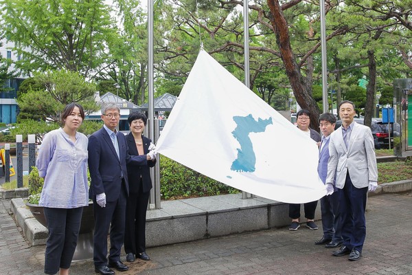 ▲ 안산시의회가 15일 남북 화해와 협력을 기원하고자 한반도기를 게양했다.