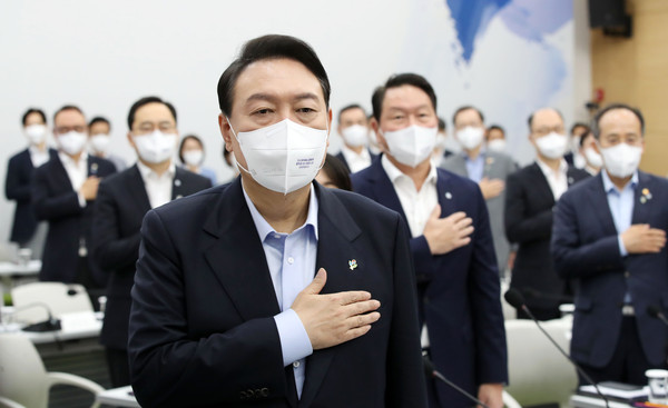 ▲ 윤석열 대통령이 새정부 경제정책방향 발표 회의에서 국민의례를 하고 있다. /뉴시스