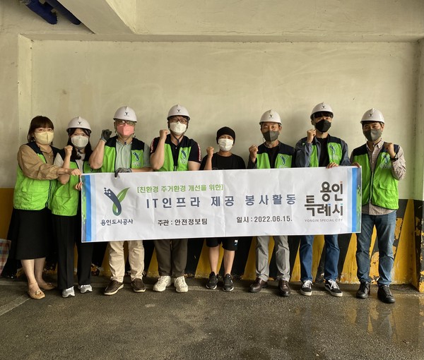▲ 한부모 가정 주거 환경 개선 봉사활동 기념사진.