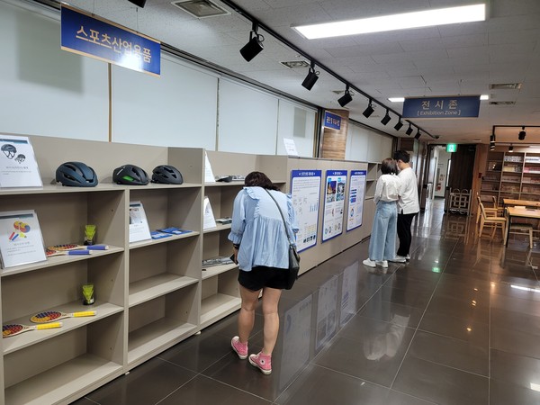 ▲ 동대문지점에 마련된 D cafe(전시존)를 방문 고객들이 관람하고 있다.
