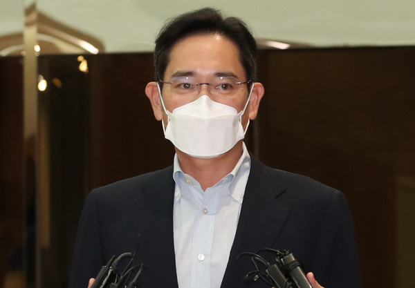 ▲ 유럽 출장을 마친 이재용 삼성전자 부회장이 서울김포비즈니스항공센터를 통해 귀국하고 있다.