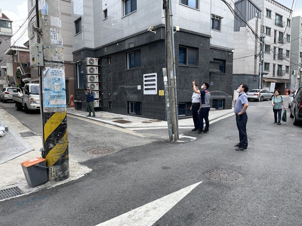 ▲ 사당로 20가길 33앞 통신주 이설 전.