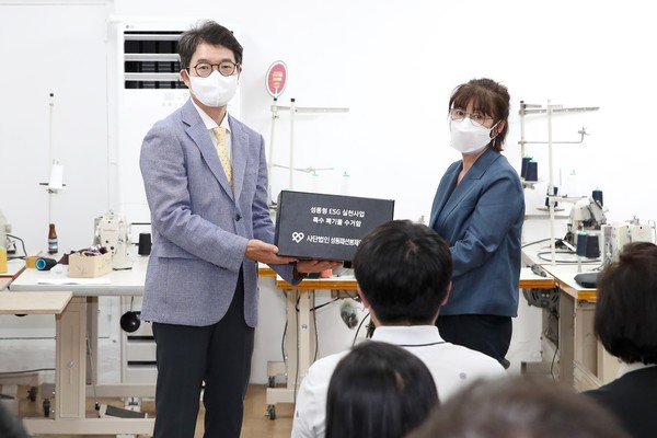 ▲ 특수폐기물 수거함 전달하는 정원오 성동구청장.