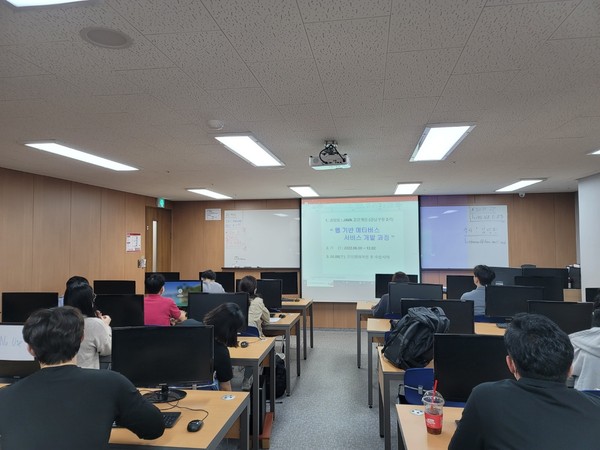 ▲ 웹 기반 메타버스 서비스 개발과정 사진.