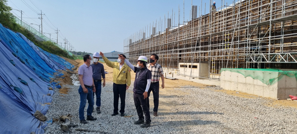 ▲ 김장오 영광부군수(사진 가운데 노란색 옷) e-모빌리티 특화지식산업센터 건설현장 방문.