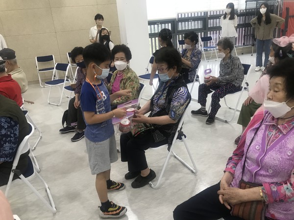 ▲ 관내 경로당 어르신들 힐링행사 개최 모습.