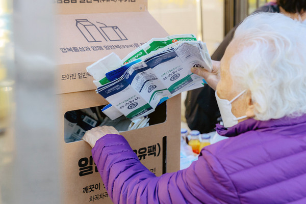 ▲종이팩 수거에 동대문구 주민이 참여하고 있다.