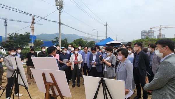 ▲ 과천시장직 인수위, 신갈현교차로 보행환경 개선을 위해 현장 방문.