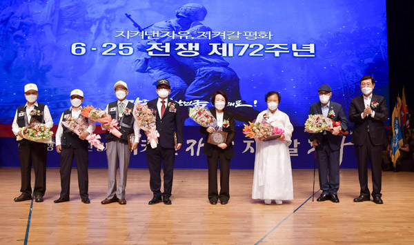 ▲ 이용섭 광주광역시장이 6·25전쟁 제72주년 기념행사에 참석해 참전유공자에게 표창패를 수여하고 있다.