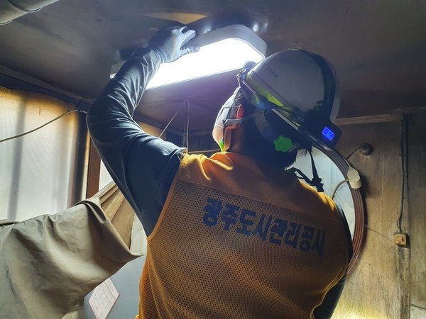 ▲ 광주도시관리공사, 관내 재가어르신의 주거환경 개선 사회공헌활동 진행중인 모습.