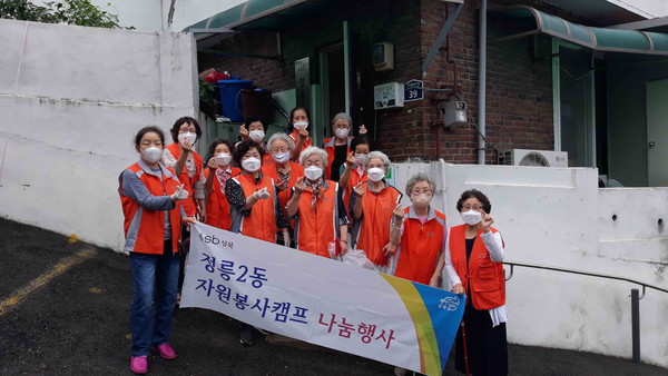 ▲ 정릉2동경로당 어르신들과 함께한 자원봉사활동.