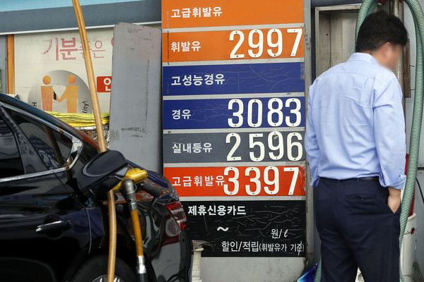 ▲ 서울 시내 한 주유소가 경유를 L당 3083원에 팔고 있다. /뉴시스