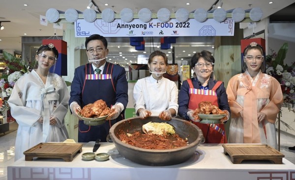 ▲ aT 관계자들이 김치를 홍보하고 있다.