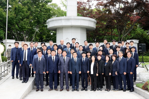 ▲ 인천광역시의회 현충탑 참배 모습.