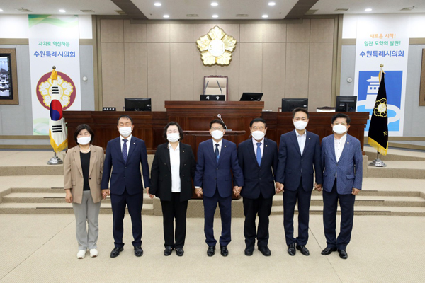 ▲ 왼쪽부터 조미옥 도시환경위원장, 조문경 문화체육교육위원장, 유준숙 기획경제위원장, 김기정 의장, 이재식 부의장, 강영우 의회운영위원장, 정영모 복지안전위원장.