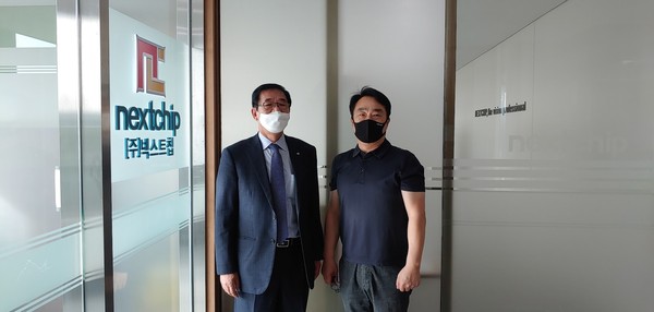 ▲ 비메모리 반도체 제조회사 ‘넥스트칩’ 코스닥 상장 기념사진 촬영.