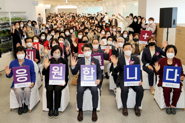▲ 지난 4월 성동50플러스센터 개소식 참석한 정원오 성동구청장.