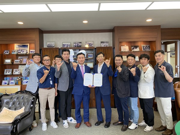 ▲ 웨이브파크의 모기업인 대원플러스그룹 최효섭 사장(왼쪽)과 신안산대학교 강성락 총장(오른쪽)이 협약서를 들고 있다.