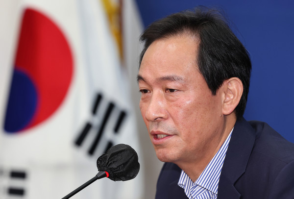 ▲ 취임 한 달 간담회하는 우상호 비대위원장. /뉴시스