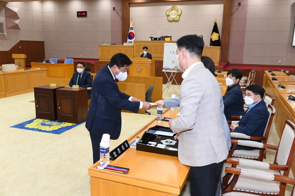 ▲ 전반기 의장단 선거 중 윤창철 의장이 감표위원에게 투표용지를 건네받고 있다.