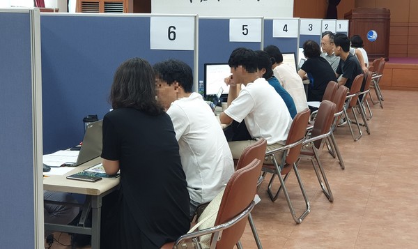 ▲ 2019년 7월, 동작구청 대강당에서 2020년 수시대비 컨설팅을 받는 학부모‧학생 모습.