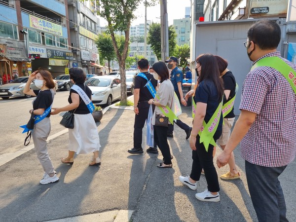 ▲ '우리안심(우리 아이 학교 주변 안심)' 릴레이 연합 교외생활지도 진행중인 모습.