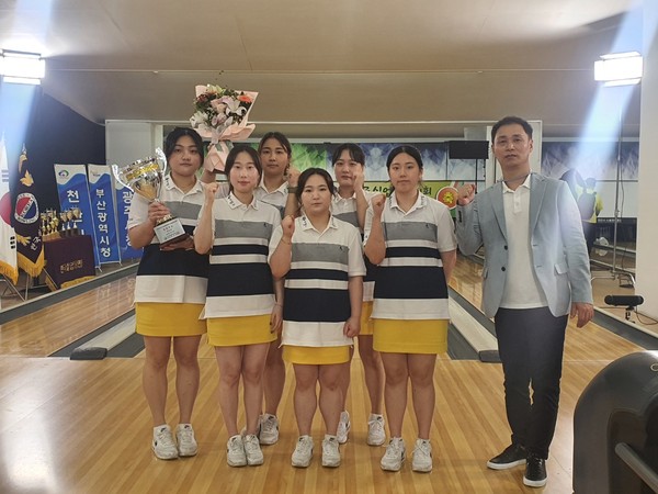 ▲ 부평구청 여자볼링선수단 단체 기념사진.