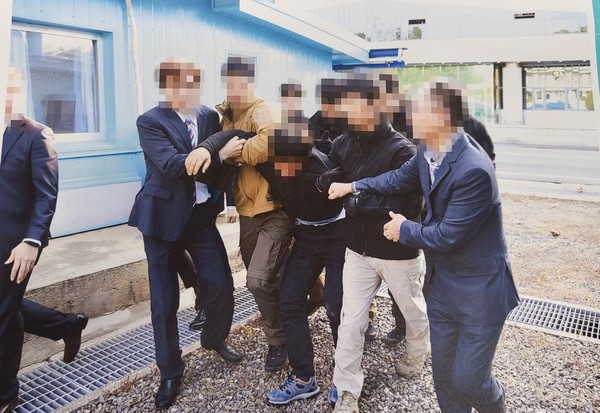▲ 북한 어민 강제북송 관련 판문점 송환 사진. /뉴시스
