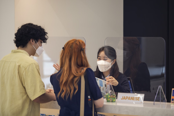 ▲ 관광정보센터에 방문한 외국인 관광객.