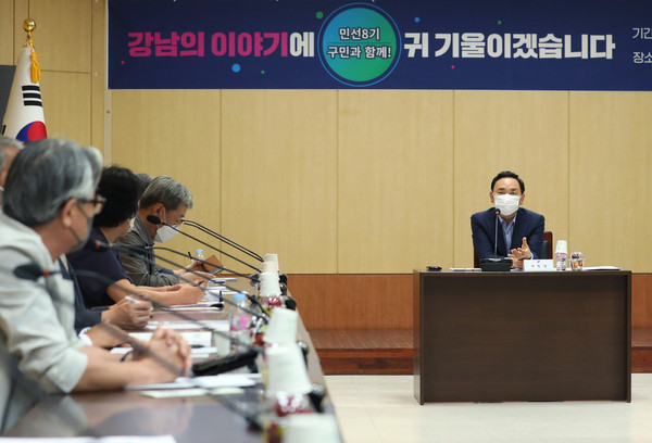▲ 소통의 시간 갖는 조성명 강남구청장.