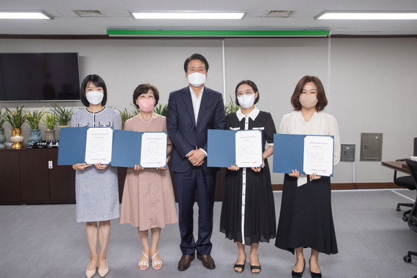 ▲ 국공립어린이집 위탁계약증서 전달식.
